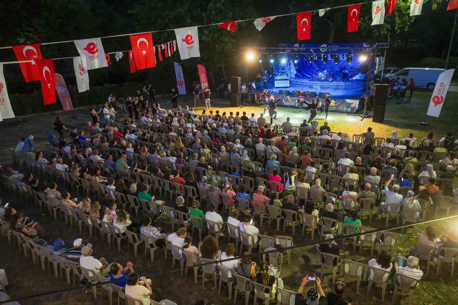 Efeler’de vatandaşlar sanatla buluştu