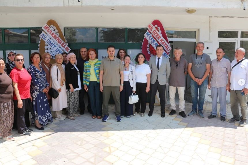 Kadın girişimciler Kuşadası&rsquo;ndan Isparta&rsquo;ya gidip haşhaş hasadı yaptı