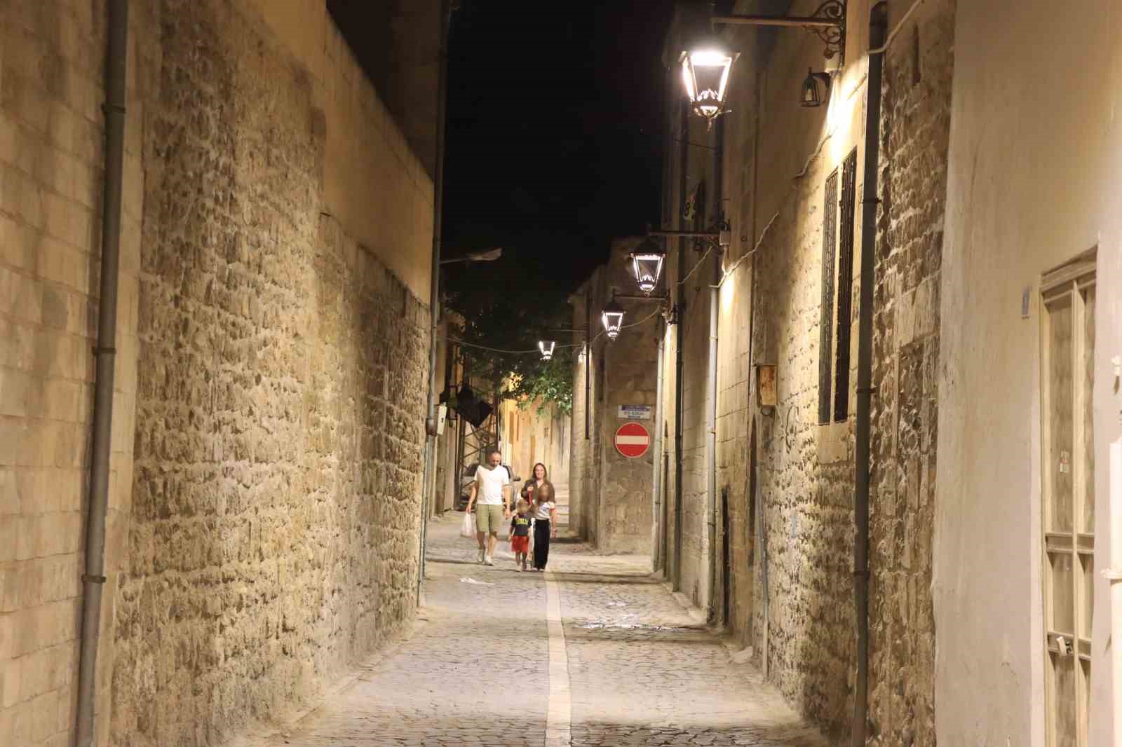 Şanlıurfa’da tarihi sokaklar ışıklandırıldı