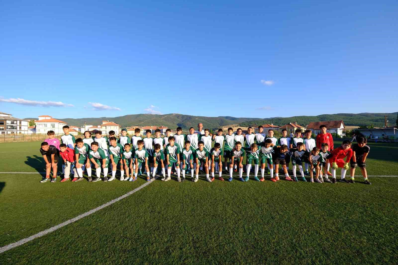 Akdağmadeni&rsquo;nde Yaz Futbol Okulu&rsquo;na katılan 60 gence malzeme desteği