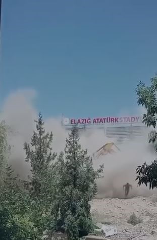 Elazığ’da 5 katlı bina yıkımında facianın eşiğinden dönüldü: Operatör son anda atlayarak kurtuldu