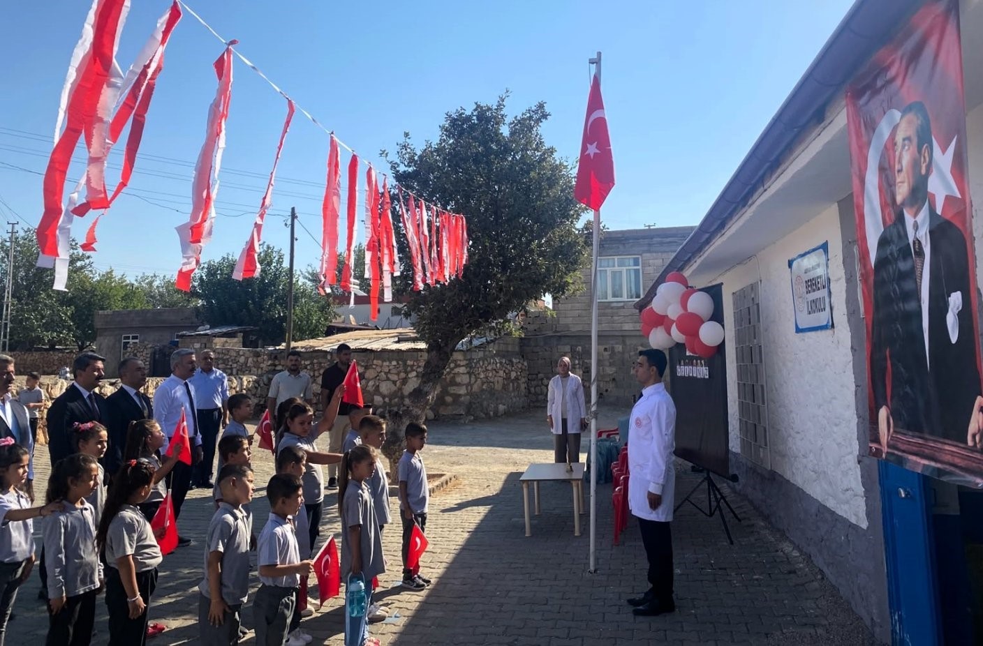 Besni&rsquo;de &ouml;ğrenciler ilk ders heyecanını yaşadı