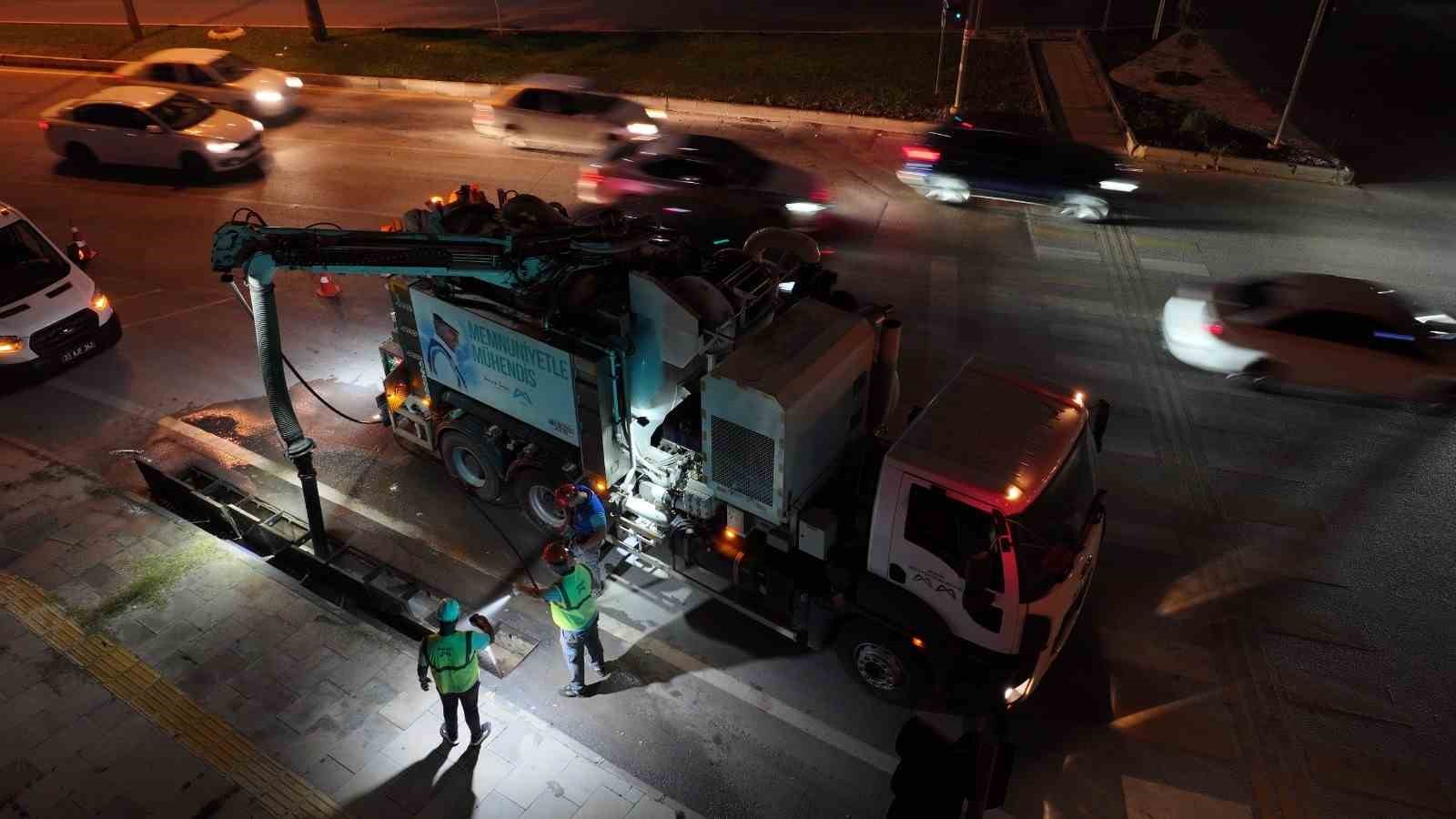 Mersin&rsquo;de yağmur suyu hatları temizleniyor