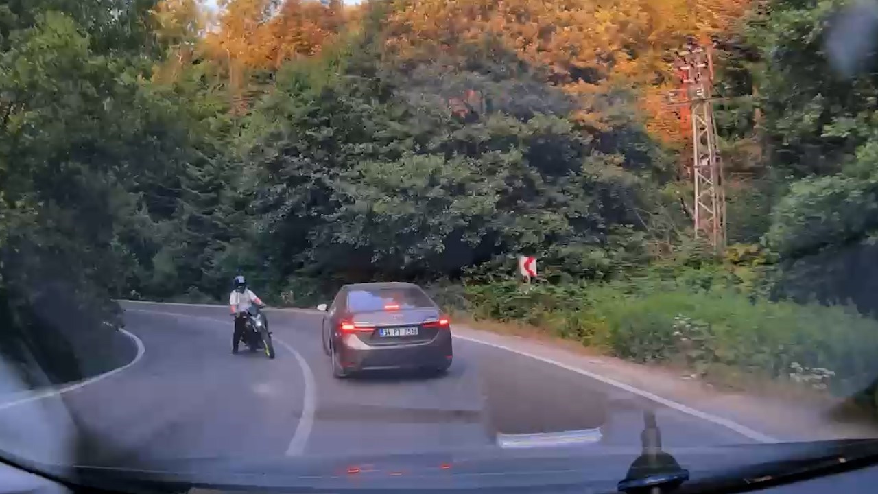 Bolu’da virajı alamayan motosiklet otomobile çarptı