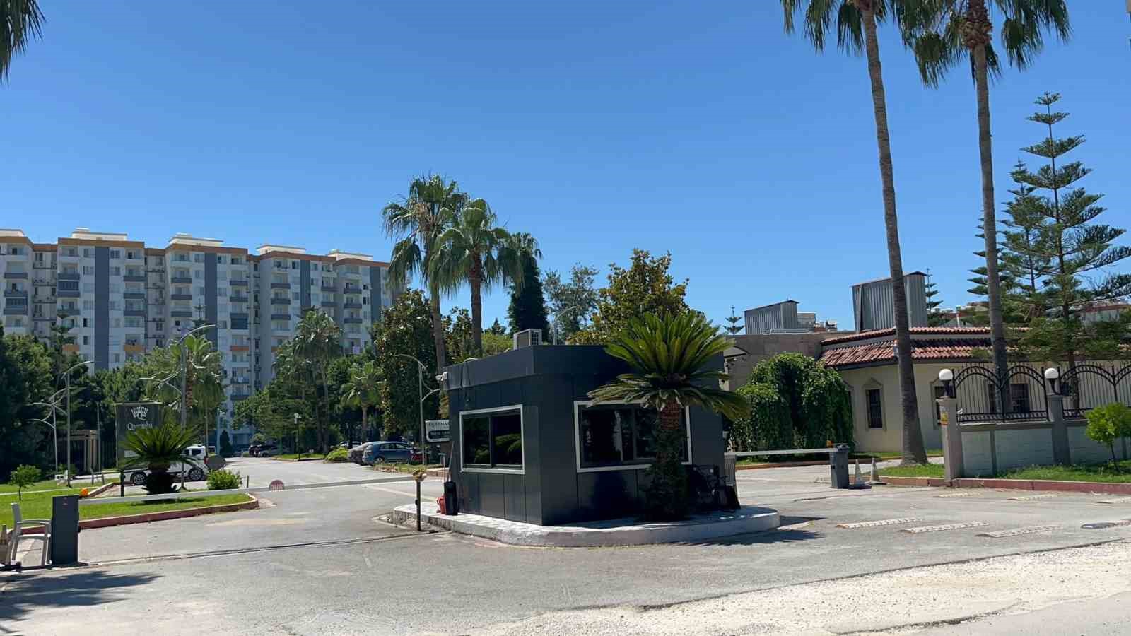 Mersin&rsquo;de site m&uuml;d&uuml;r&uuml; darbedildi, saldırı kameraya yansıdı