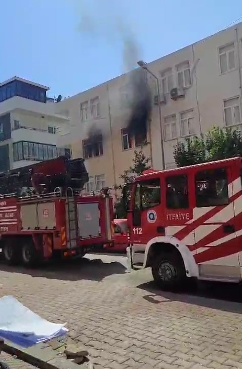 Personel lojmanı olarak kullanılan daire yandı: 1 kişi dumandan etkilendi