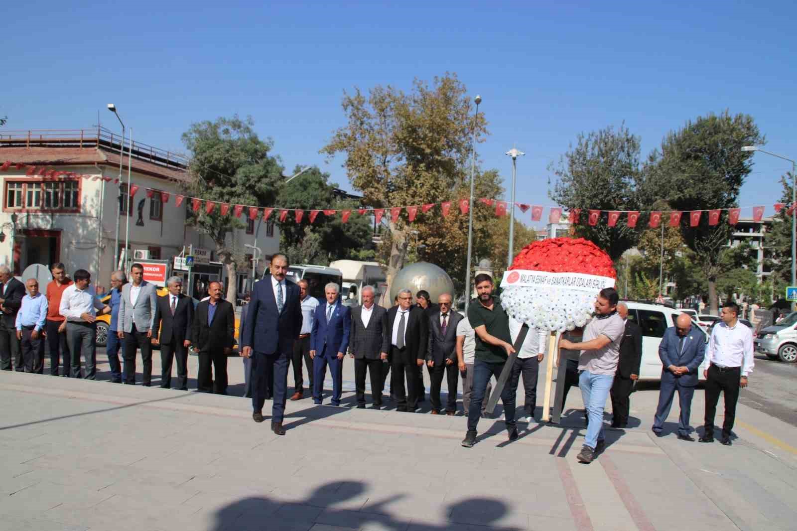 Malatya’da Ahilik Haftası için Atatürk Anıtı’na çelenk sunuldu