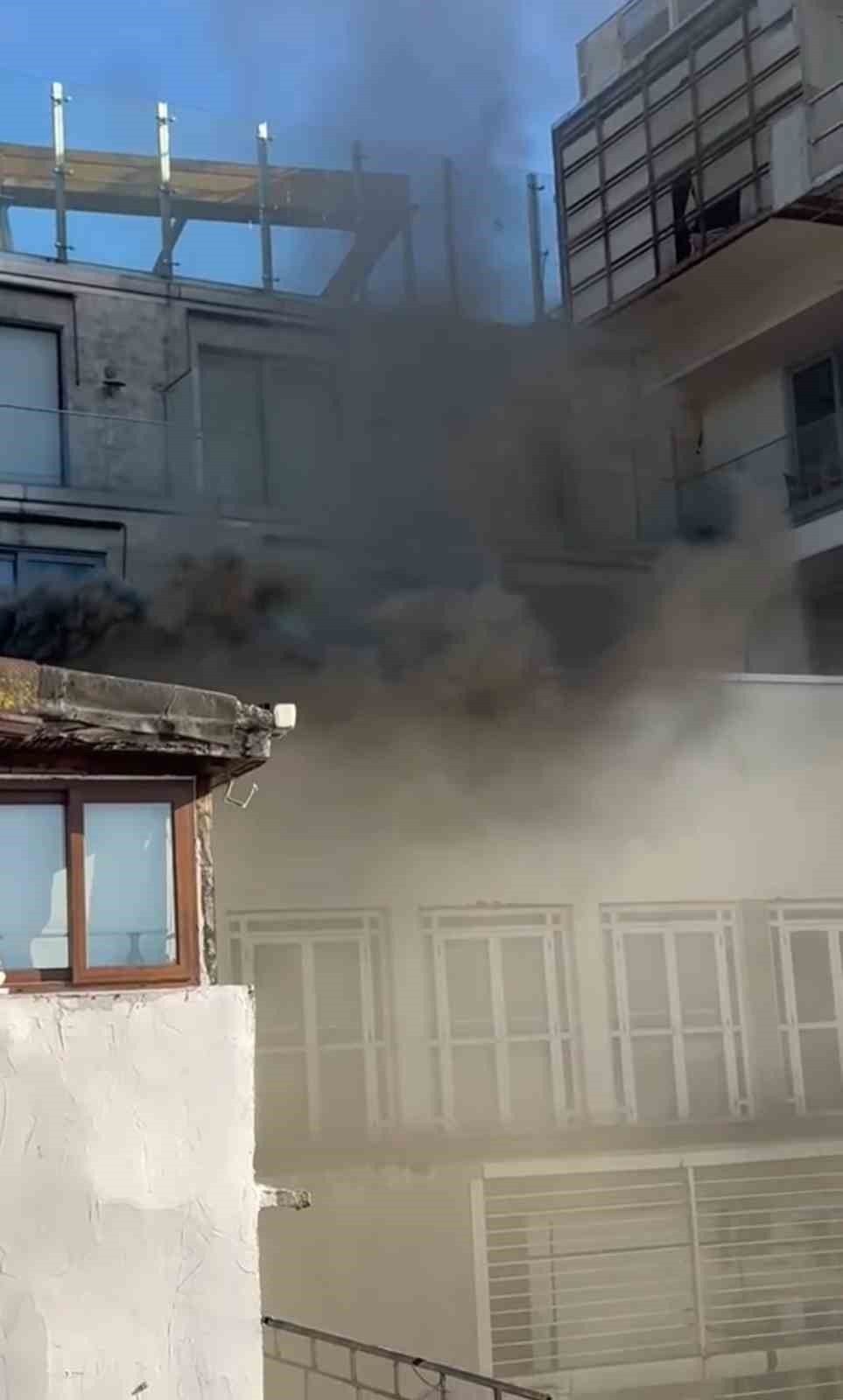 Beyoğlu İstiklal Caddesi’nde restoranda çıkan yangın söndürüldü