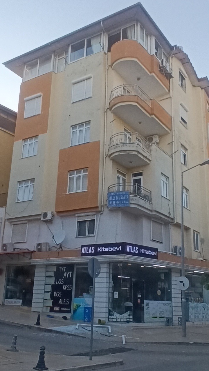 Şiddetli rüzgarda yerinden kopan pencere 5. kattan düştü