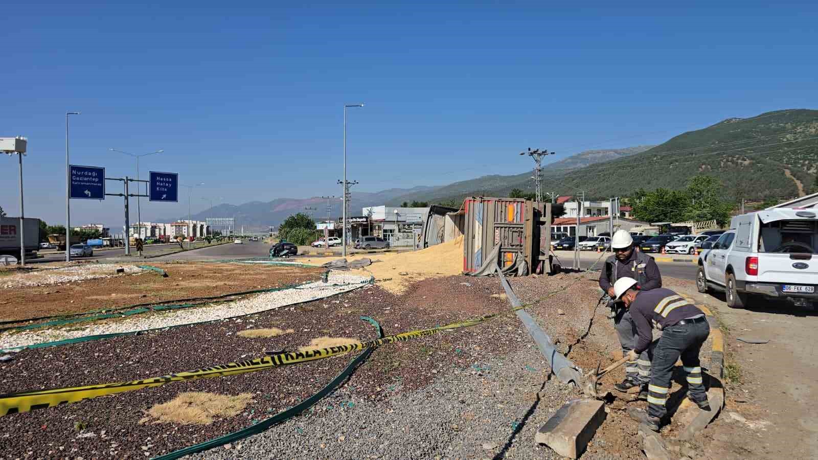 Gaziantep&rsquo;te arpa y&uuml;kl&uuml; tır kavşakta yan yattı: 1 yaralı
