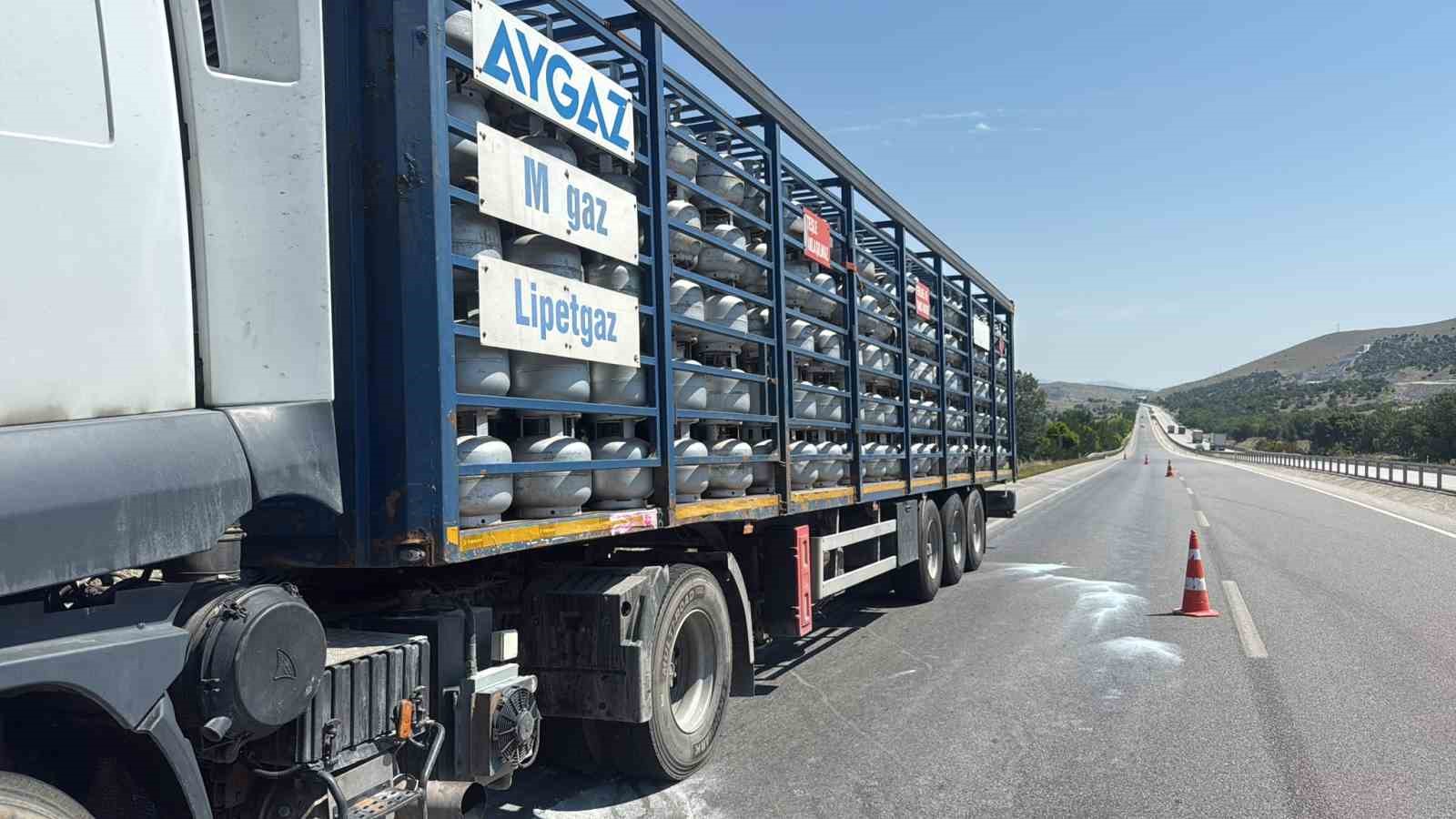 Afyonkarahisar&rsquo;da Aygaz marka t&uuml;p y&uuml;kl&uuml; tırın motorunda yangın