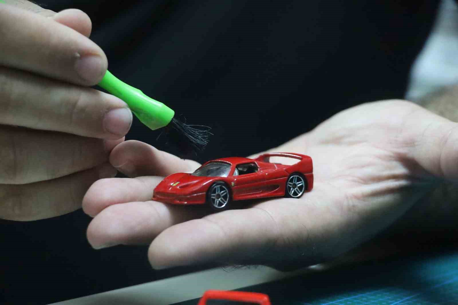 Böylesi görülmedi, evinde 15 bin maket otomobiliyle yaşıyor
