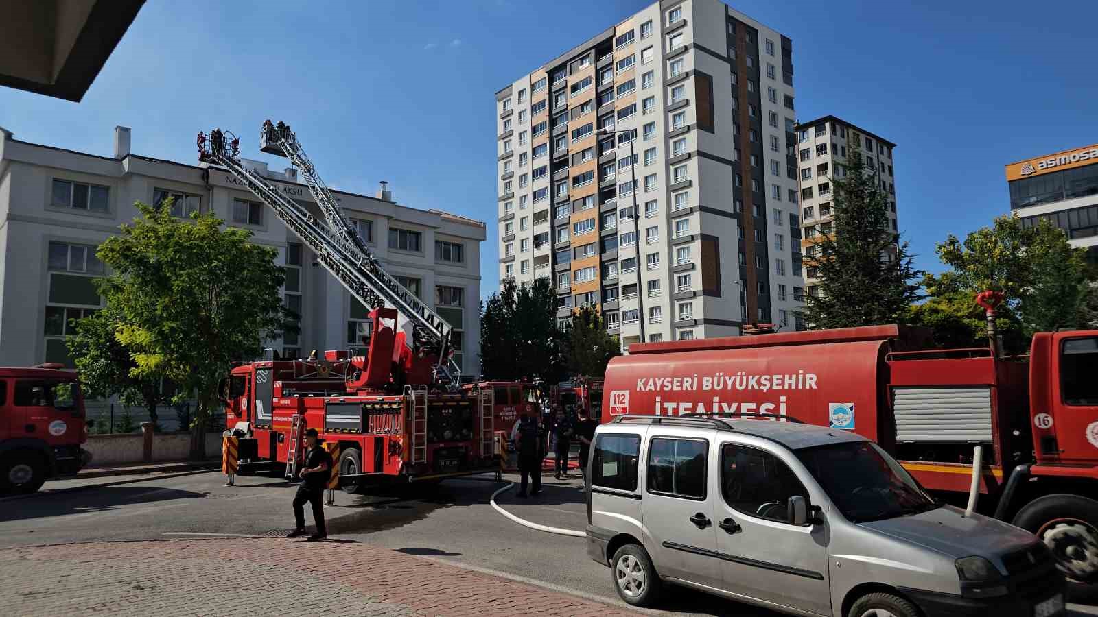 Öğrenci yurdunun çatısında çıkan yangın söndürüldü
