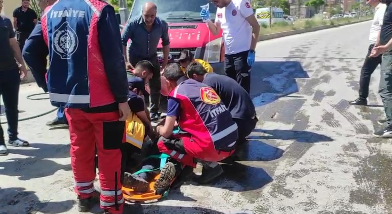 Yüksekova’da hafif ticari araç ile vinç çarpıştı: 1 yaralı