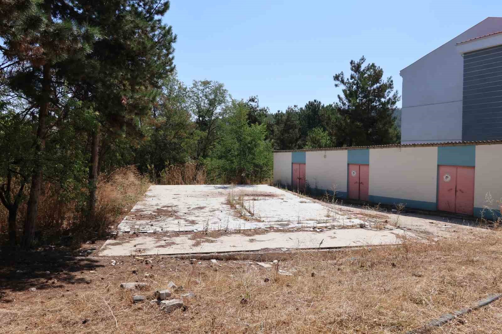İl M&uuml;d&uuml;r&uuml; Şimşek&rsquo;ten okulun yeni spor alanı projesine inceleme