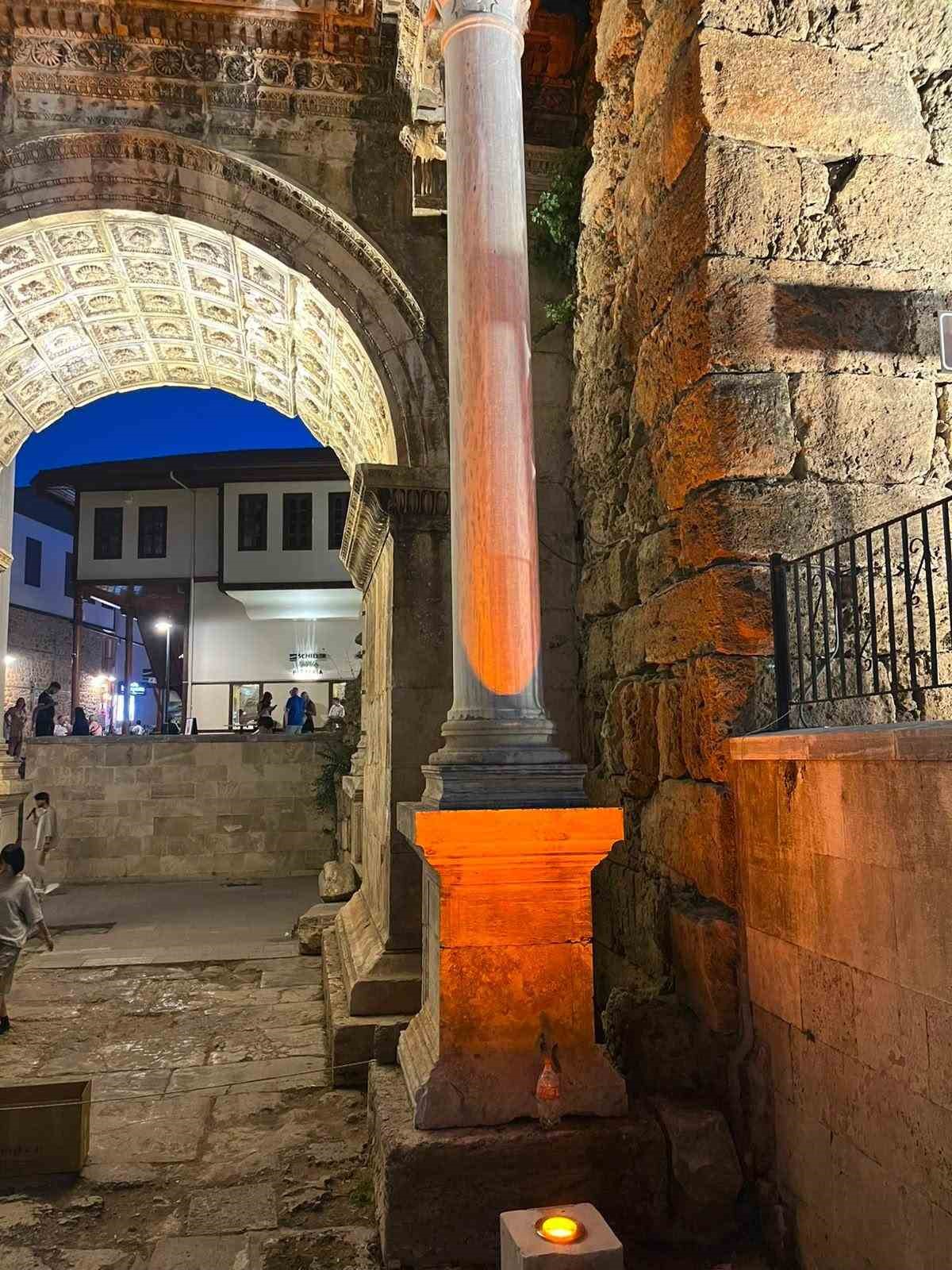 Antalya&rsquo;nın tarihi kapısı aydınlatıldı