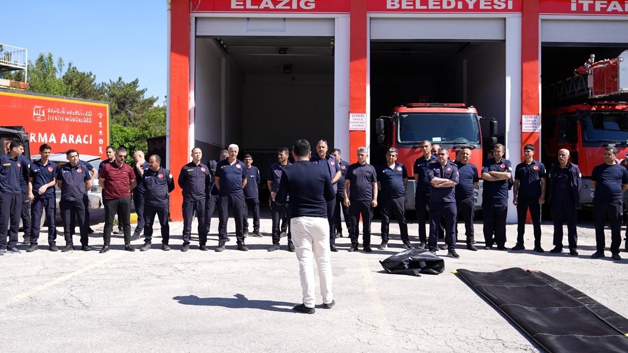 Elazığ’da itfaiye personellerine elektrikli araç yangınlarına müdahale eğitimi