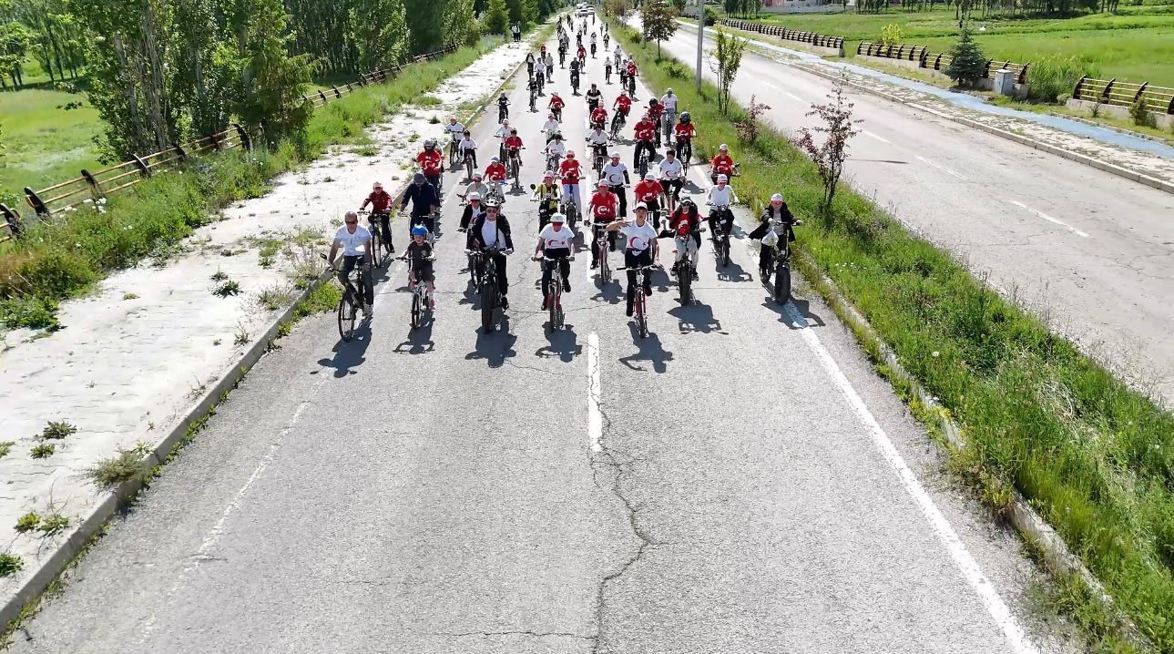 Narman’da doğa ve spor Peri Bacaları’nda buluştu