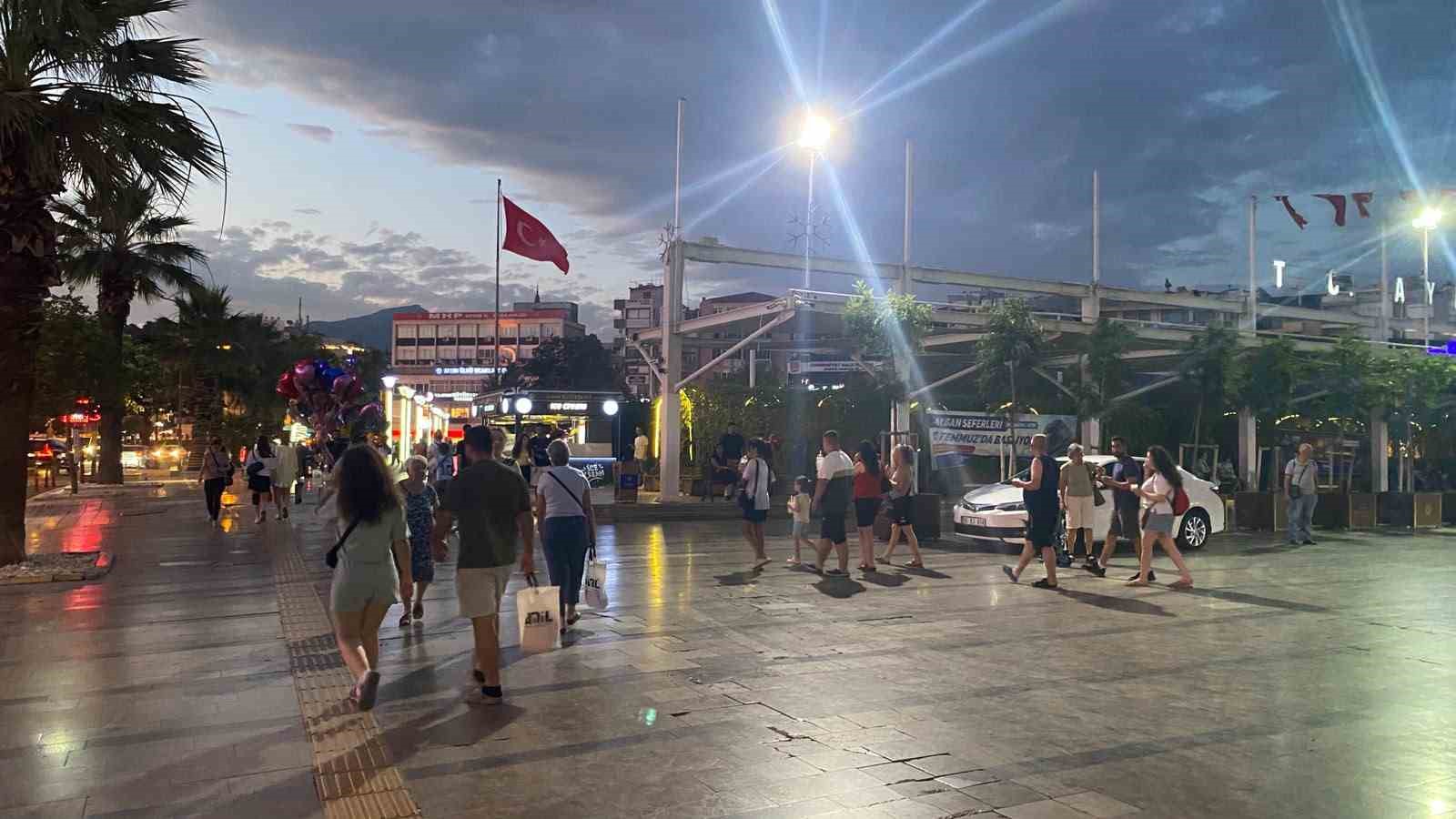 Sıcaktan bunalan vatandaşlar akşam serinliğinde nefes alıyor