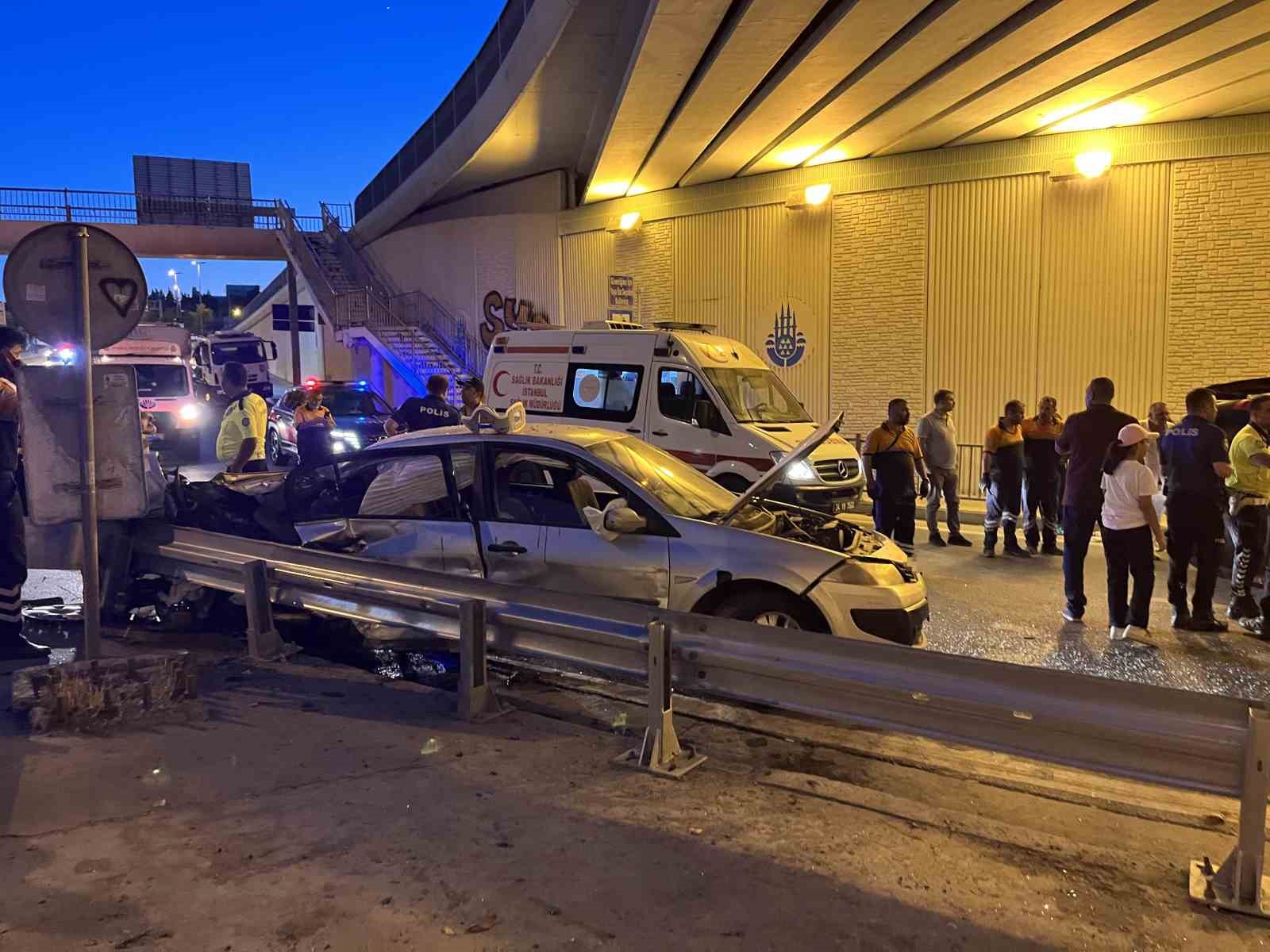 Bakırk&ouml;y&rsquo;de hafif ticari ara&ccedil; ile otomobil &ccedil;arpıştı: 5 yaralı