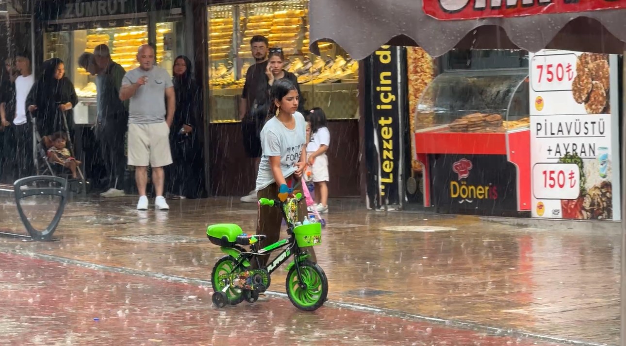 Sağanak yağmurda kimi sığındı kimi yağmurun tadını çıkardı