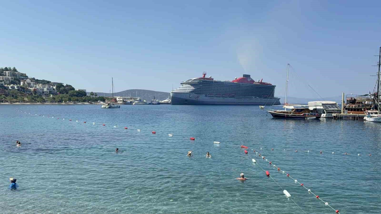 Dev kruvaziyer Scarlet Lady Bodrum’a yanaştı
