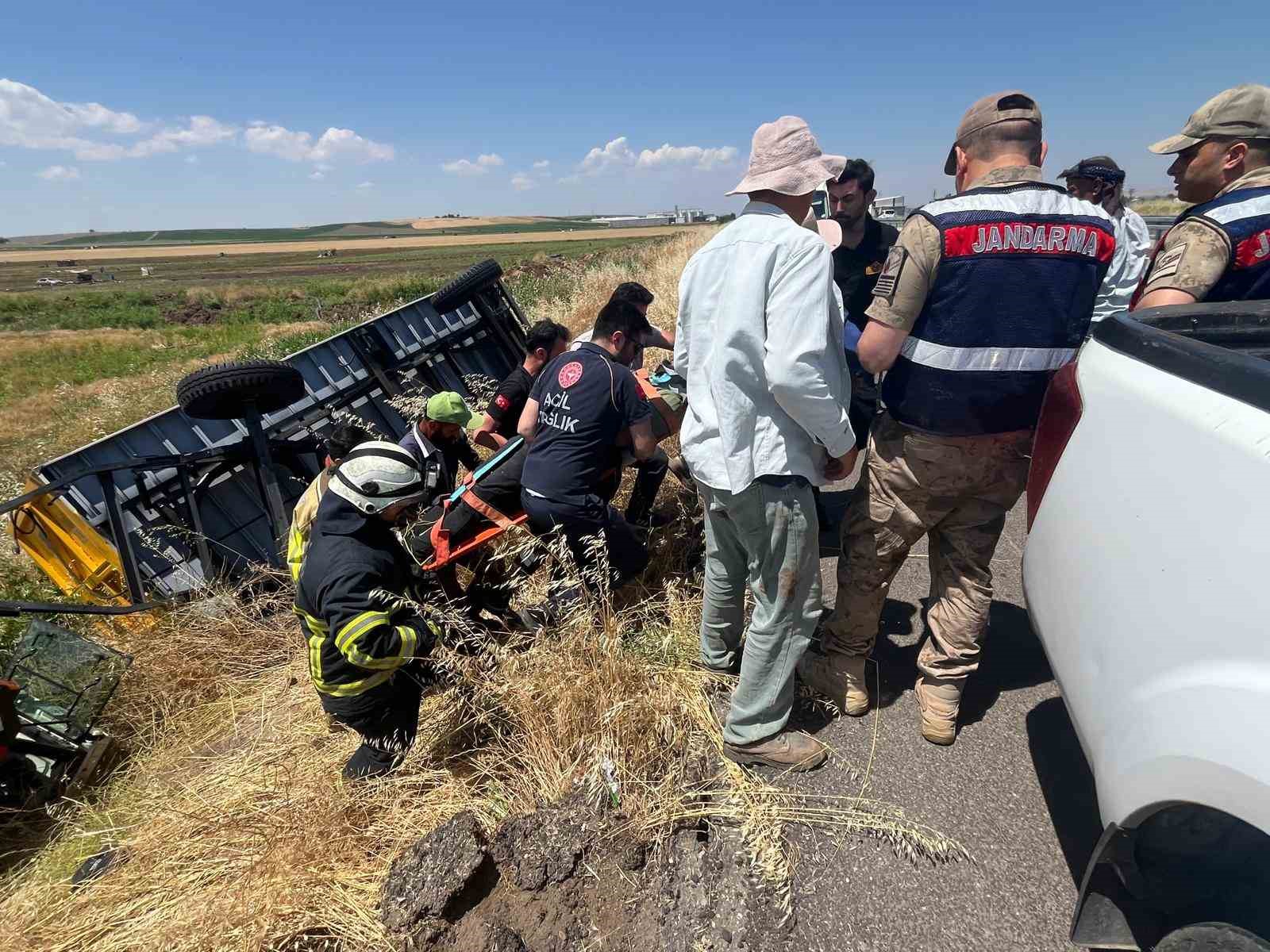 Diyarbakır&rsquo;da takla atan trakt&ouml;r&uuml;n altında kalan s&uuml;r&uuml;c&uuml;s&uuml; yaralandı