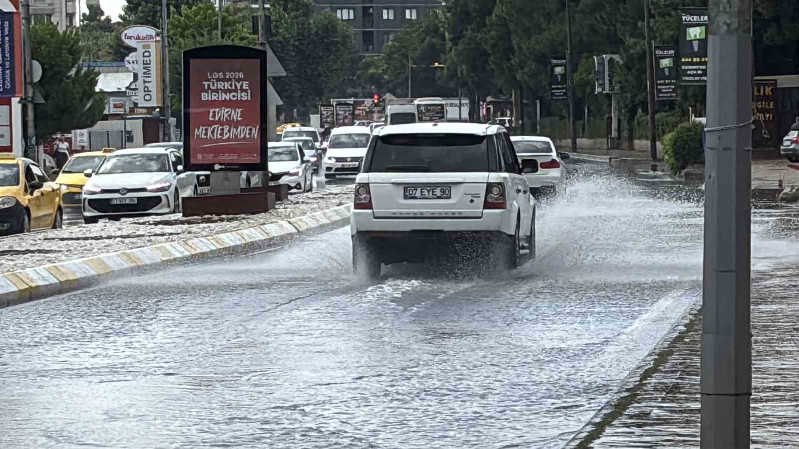 Edirne’de sağanak yağış yolları göle çevirdi