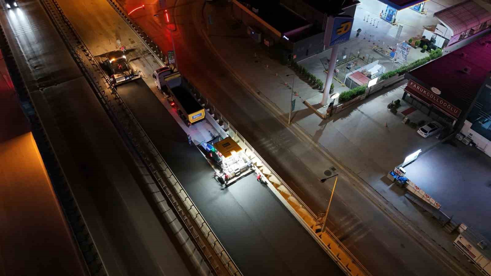 Yahya Kaptan Köprüsü’ne gece mesaisiyle 611 ton asfalt serildi