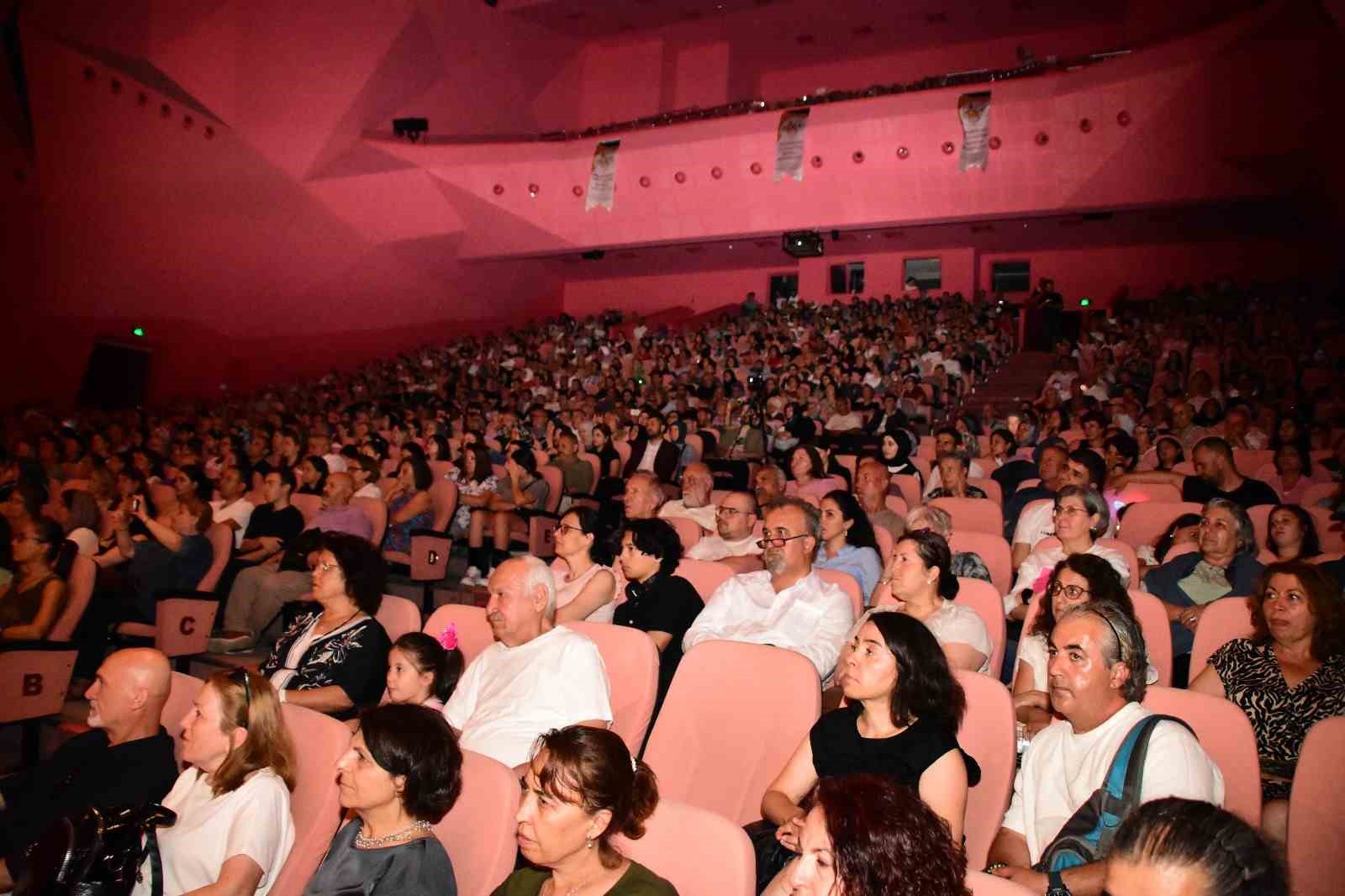 Türk Halk Müziği Korosu’nun sezon sonu konseri yoğun ilgi gördü