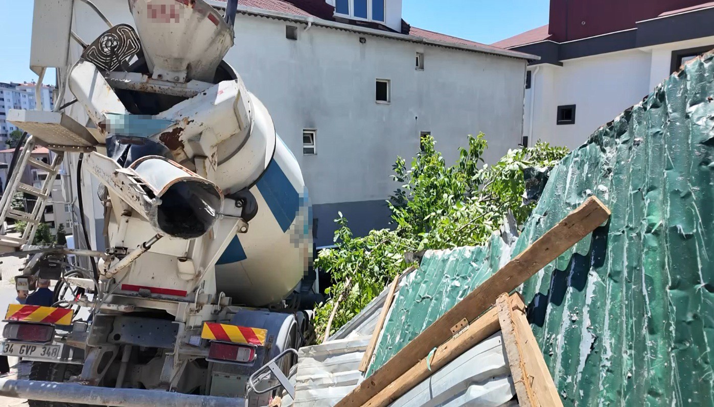 Ümraniye’de beton mikseri binaya çarptı: 1 yaralı