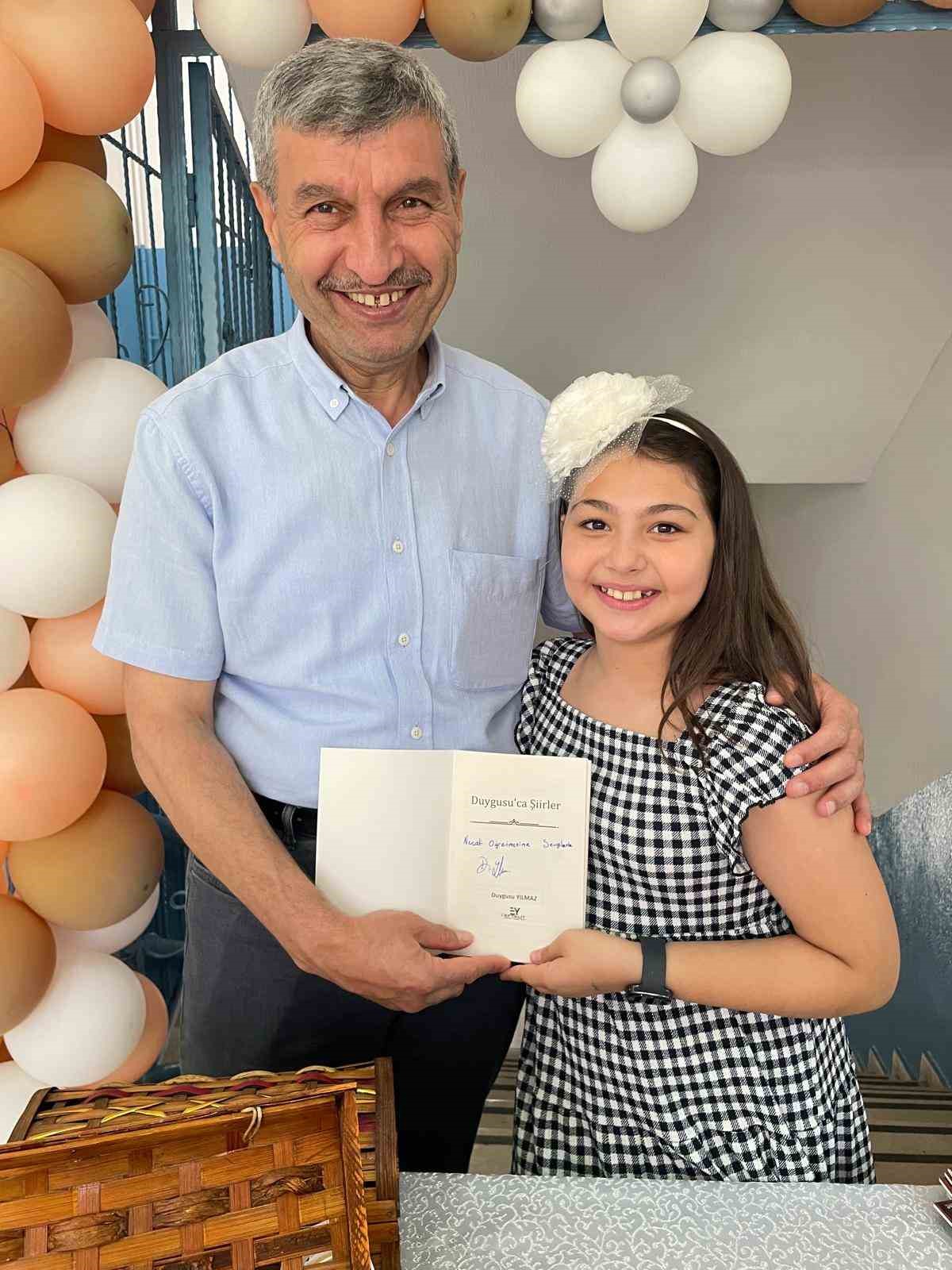 Sanatçı annenin kızı 10 yaşında şiir kitabı çıkardı