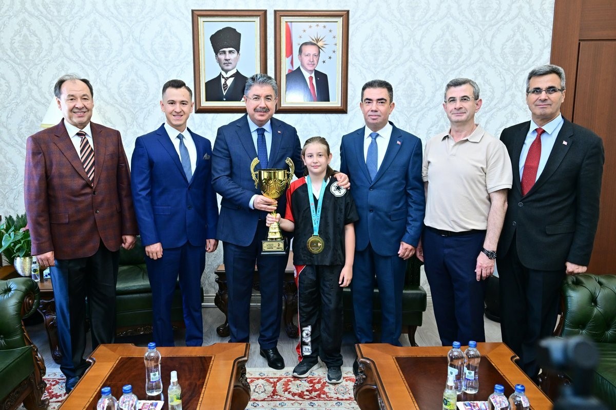 Eskişehir&rsquo;in gururu Asel &Ouml;zdalgın, Vali Erdin&ccedil; Yılmaz&rsquo;ı ziyaret etti