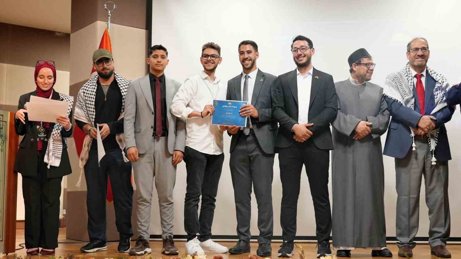 KB&Uuml;&rsquo;de Filistinli &ouml;ğrenciler mezuniyet sevinci yaşadı