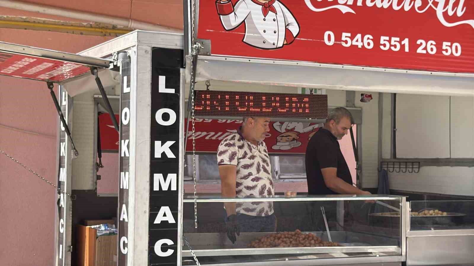 Boşanmasını lokma dağıtarak kutladı