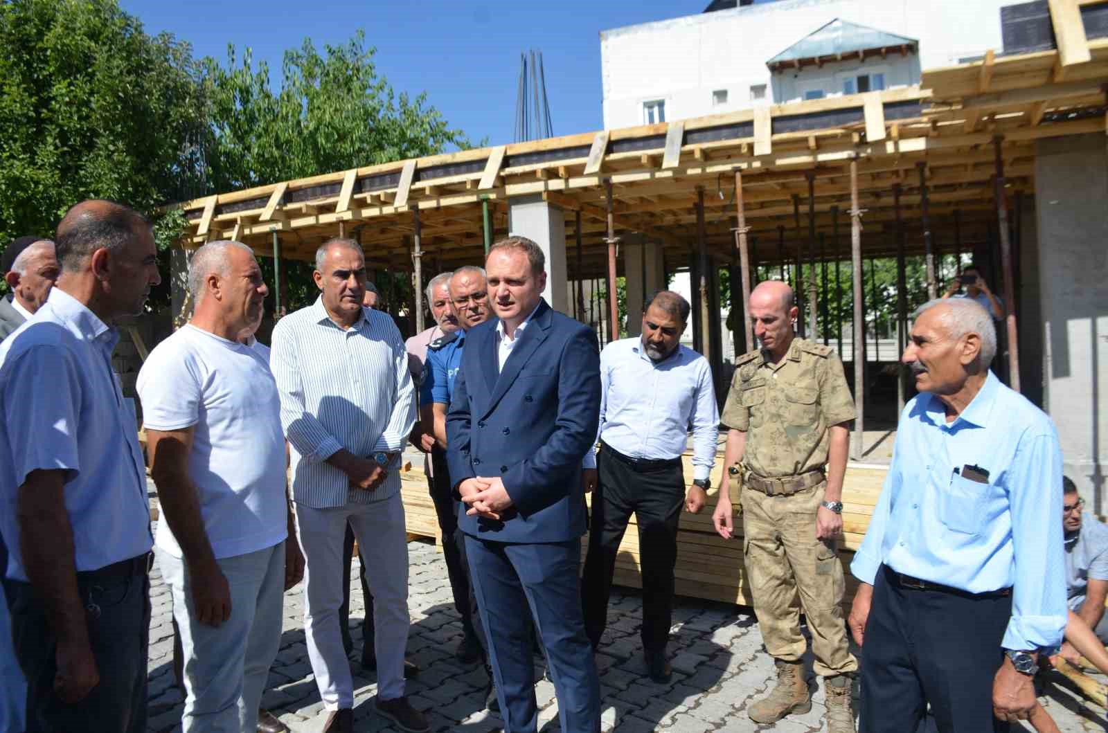 Bulanık’ta hayırseverlerin desteğiyle yapılacak caminin temeli dualarla atıldı