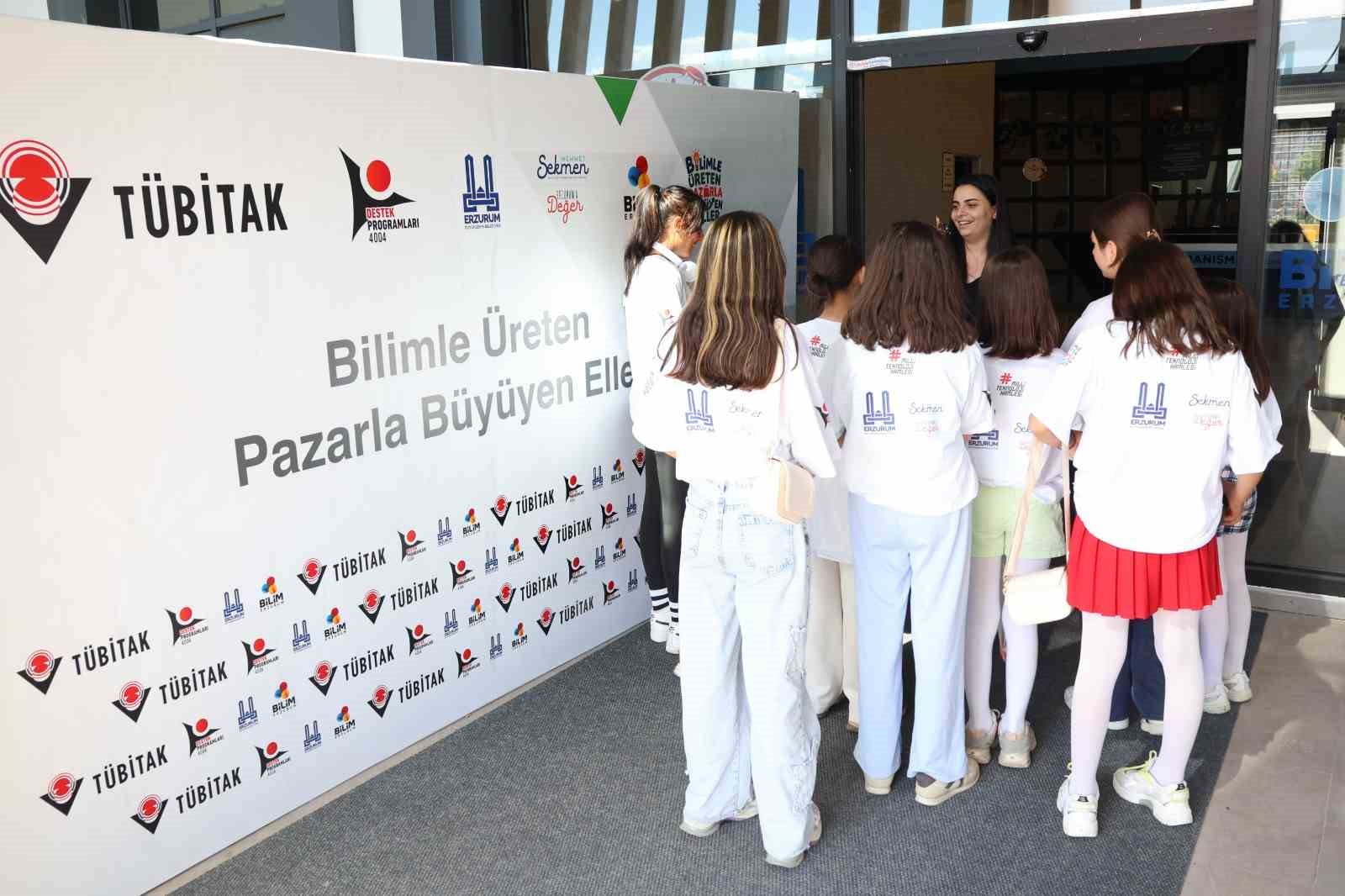 Minik eller &ouml;nce &uuml;retti, ardından hasat etti