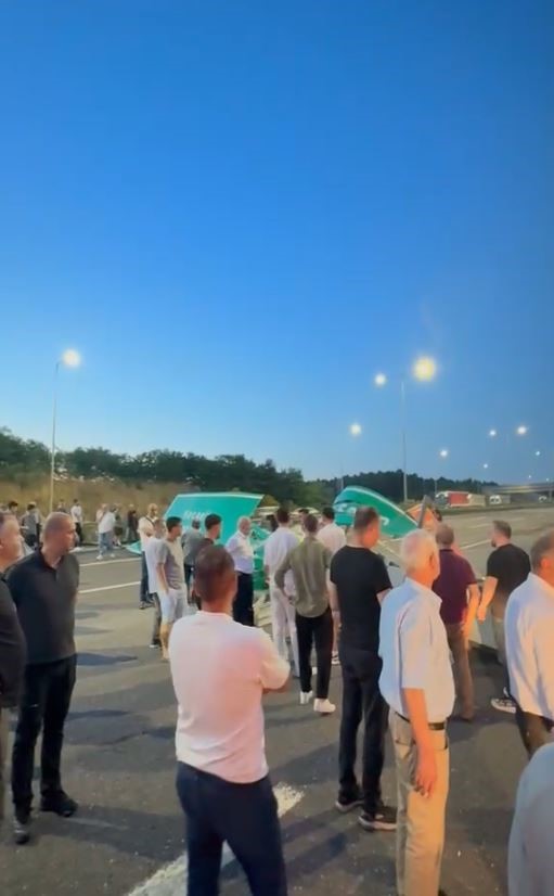 Kuzey Marmara Otoyolu’nda kamyonun çarptığı tabela devrildi: Trafik yoğunluğu oluştu