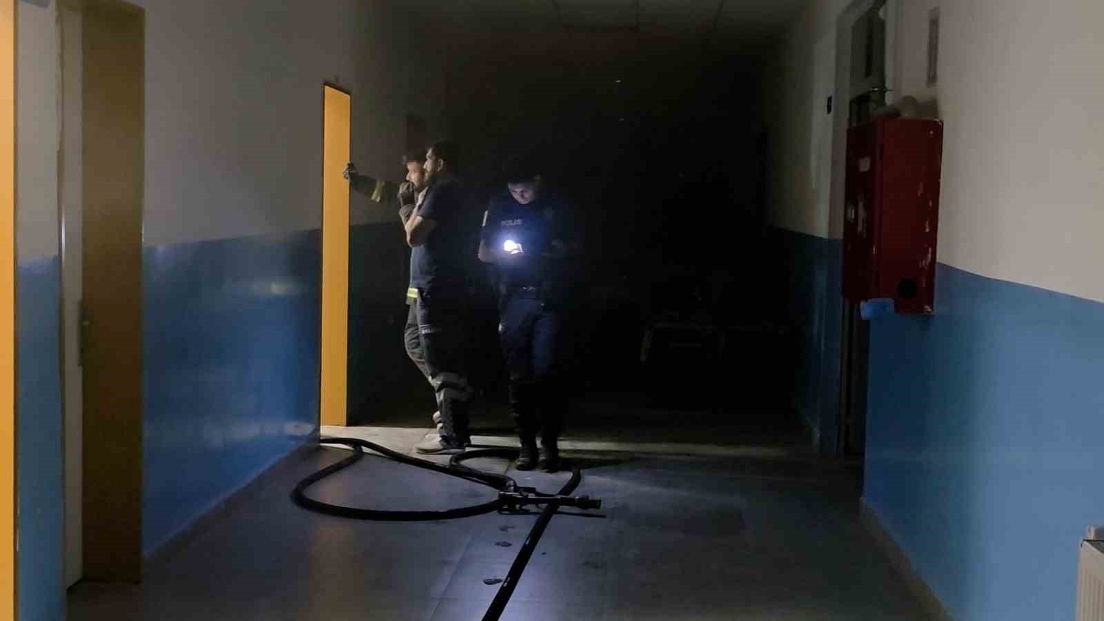 Kütahya Evliya Çelebi İlkokulu’nun bodrum katında yangın
