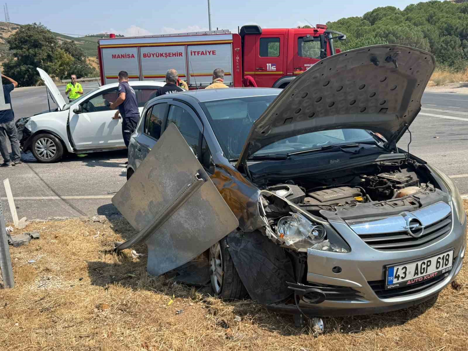 Otomobiller kavşakta &ccedil;arpıştı: 1 yaralı