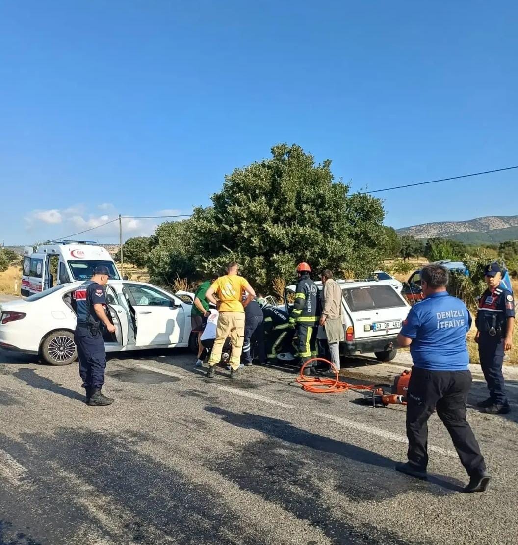 Çivril’de iki otomobil çarpıştı: 5 yaralı