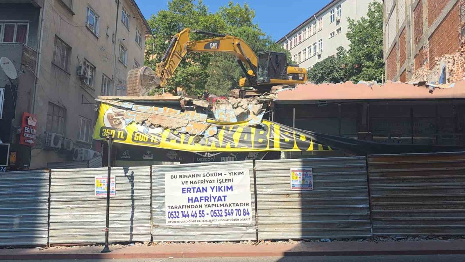 Vatandaşlardan iş yerinin yıkımında tepki