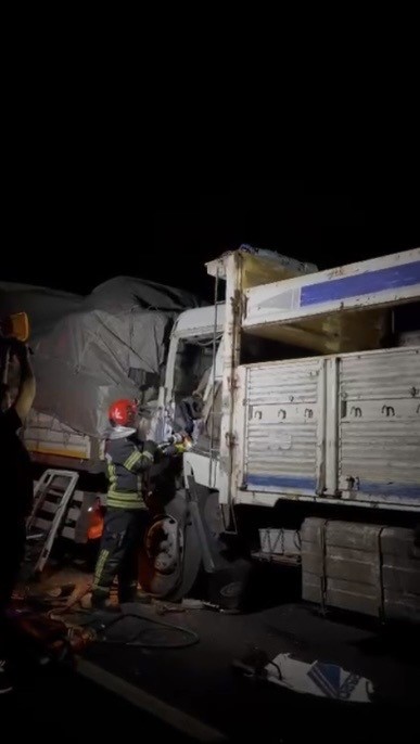 Park halindeki kamyona arkadan çarpan çekicinin sürücüsü yaralandı