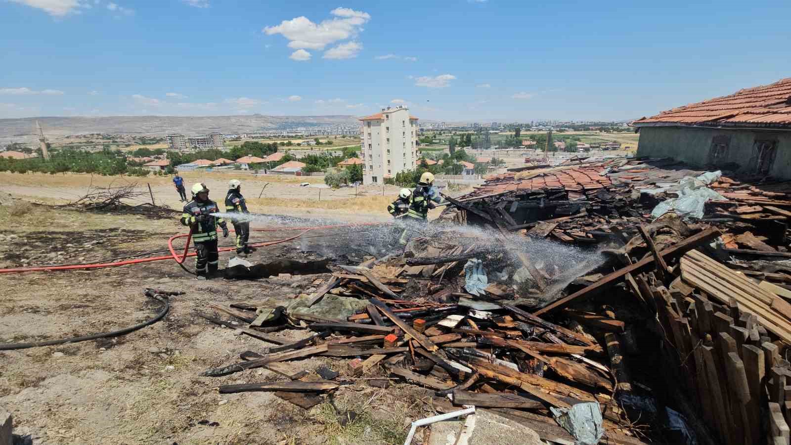 Müstakil evin kömürlüğünde çıkan yangın büyümeden söndürüldü