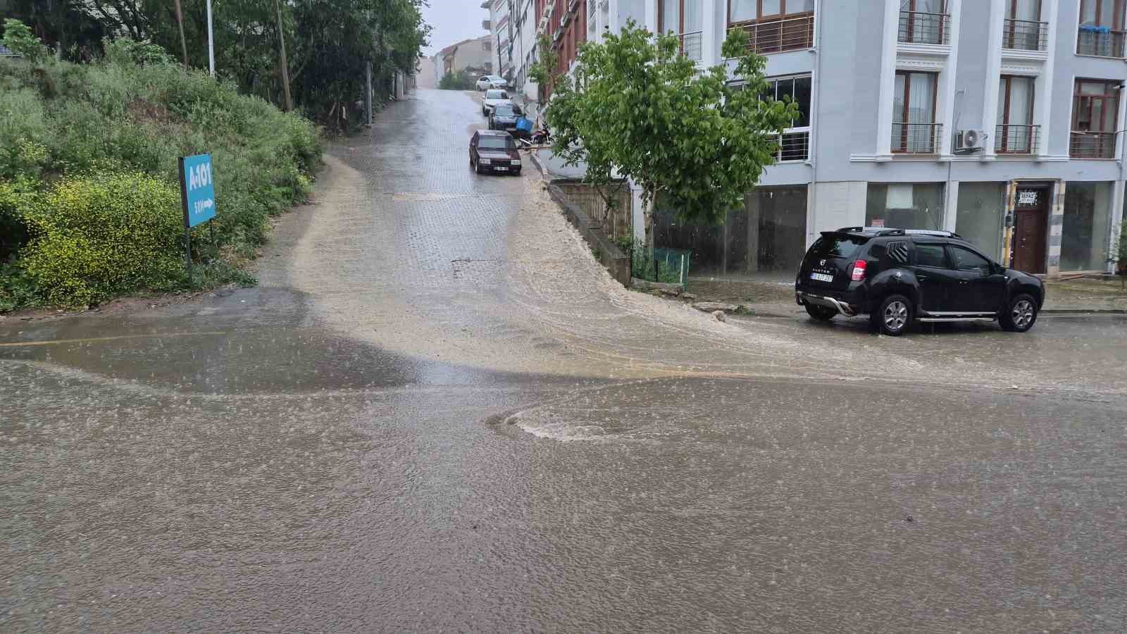 Tekirdağ&rsquo;da 10 dakikalık sağanak hayatı fel&ccedil; etti