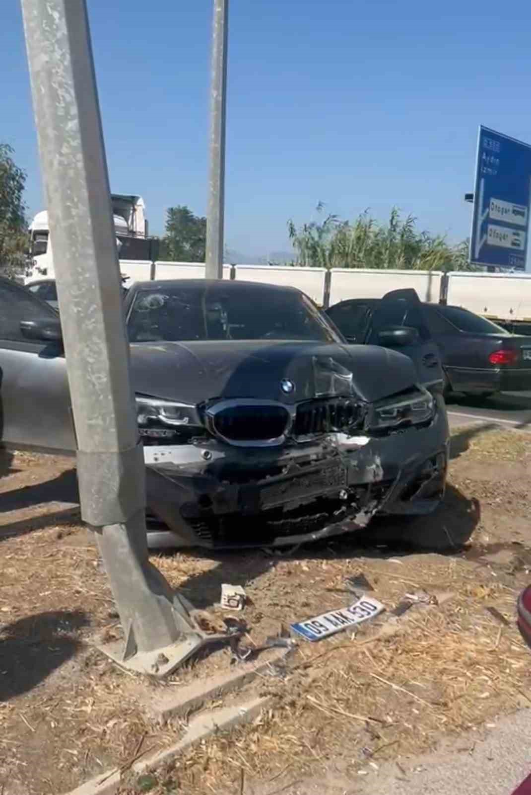 Otomobil aydınlatma direğine çarptı: 2 yaralı