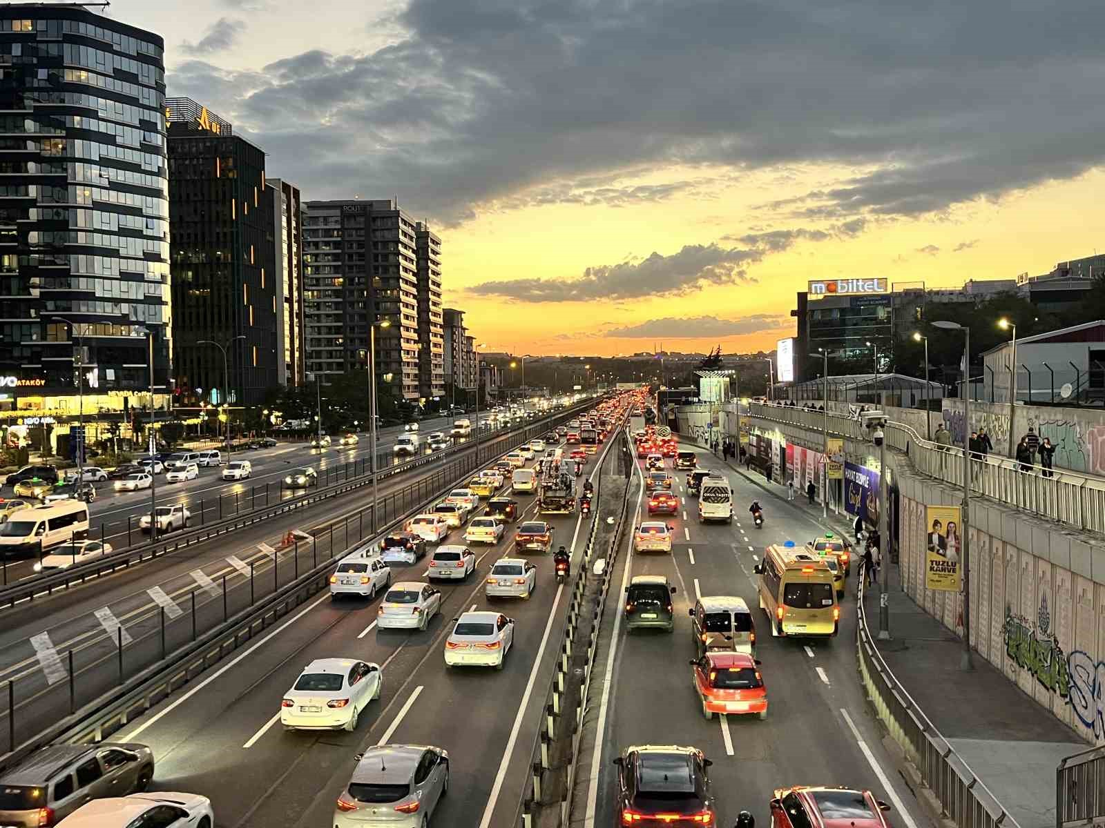 İstanbul&rsquo;da trafik yoğunluğu y&uuml;zde 69&rsquo;a ulaştı