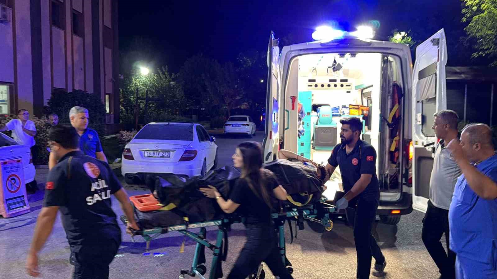 Otomobil kaldırım kenarında oturan kişiye &ccedil;arptı: 1 ağır yaralı
