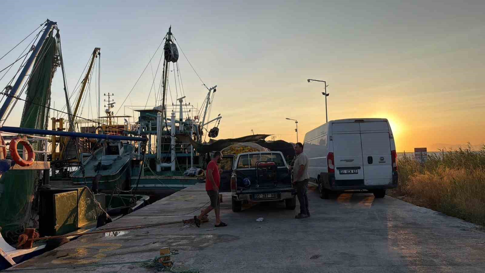 Didim’de uluslararası sularda avlanan trol teknelerine denetim