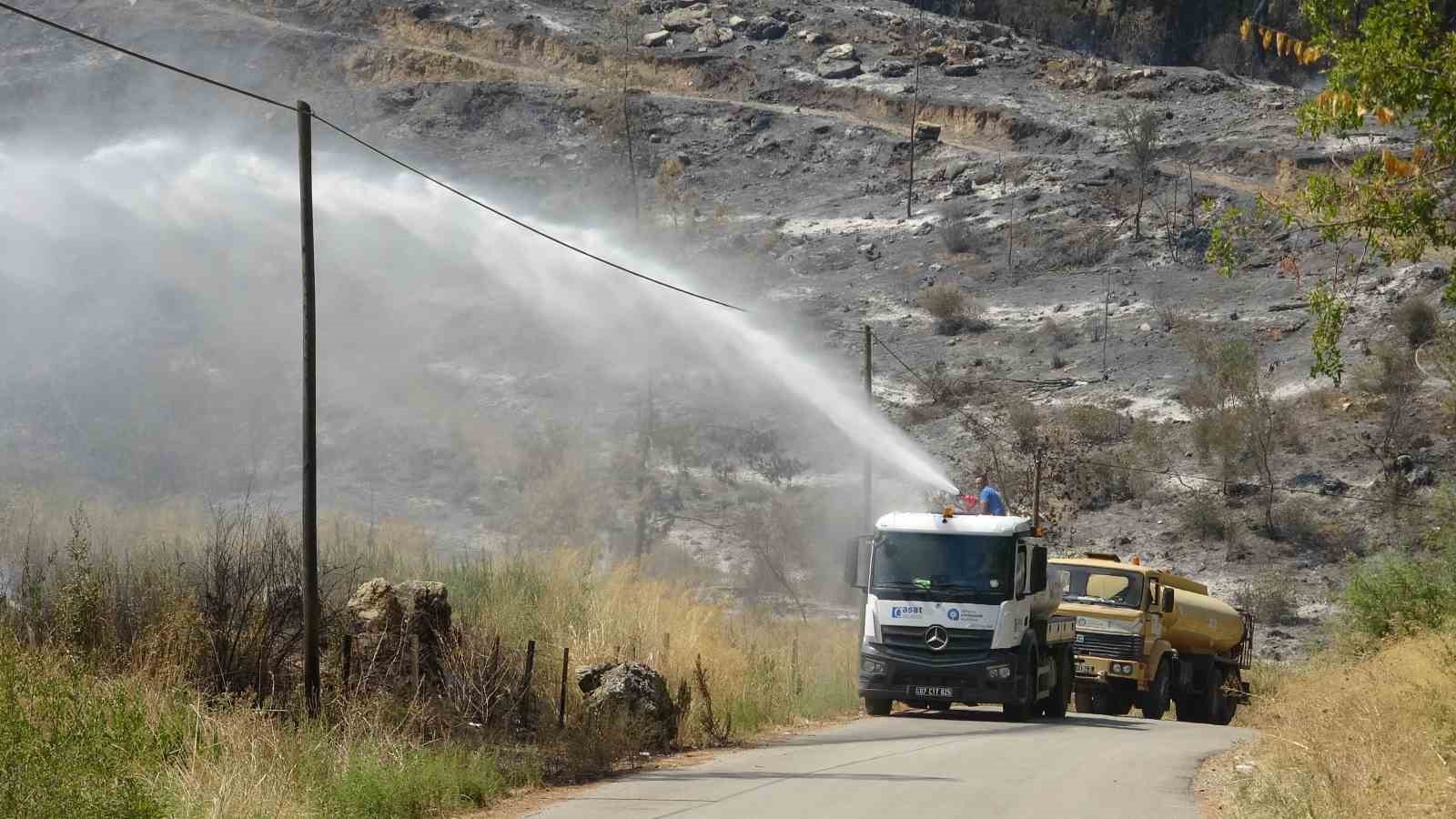 Antalya’da Aksu orman yangınının enerjisi düşürüldü